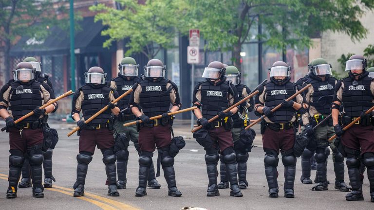 State Patrol Police officers block a road on the fourth day of protests on May 29, 2020 in Minneapolis, Minnesota. Protesters demand justice for George Floyd who died in police custody. - Five hundred National Guard soldiers and airmen have been deployed in the northern US cities of Minnesota and St. Paul after three nights of violent protests over the police killing of a black man, the force said Friday. "Our troops are trained to protect life, preserve property and ensure people&#39;s right to pea