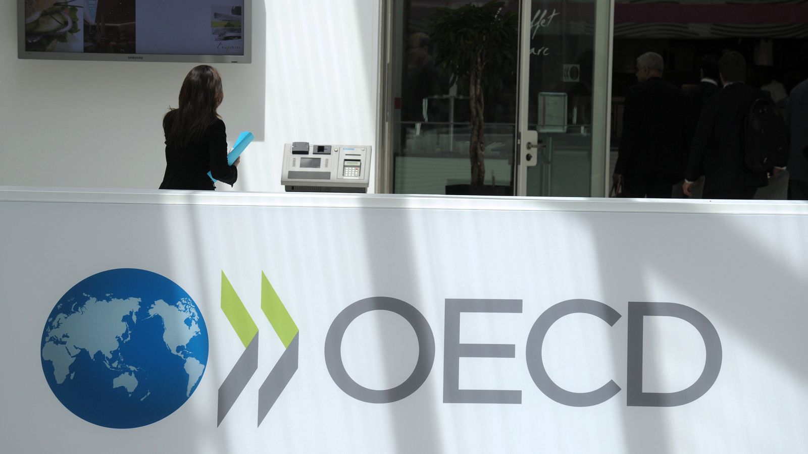 OECD Upgrades Global Economic Growth Forecast on Strong US Activity and Converging Inflation