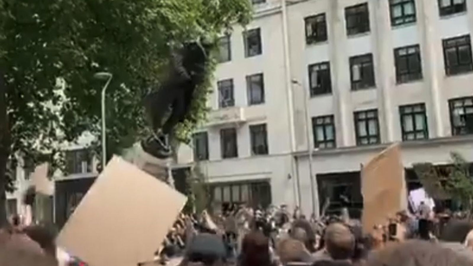 Floyd death Bristol protesters pull down slave trader statue