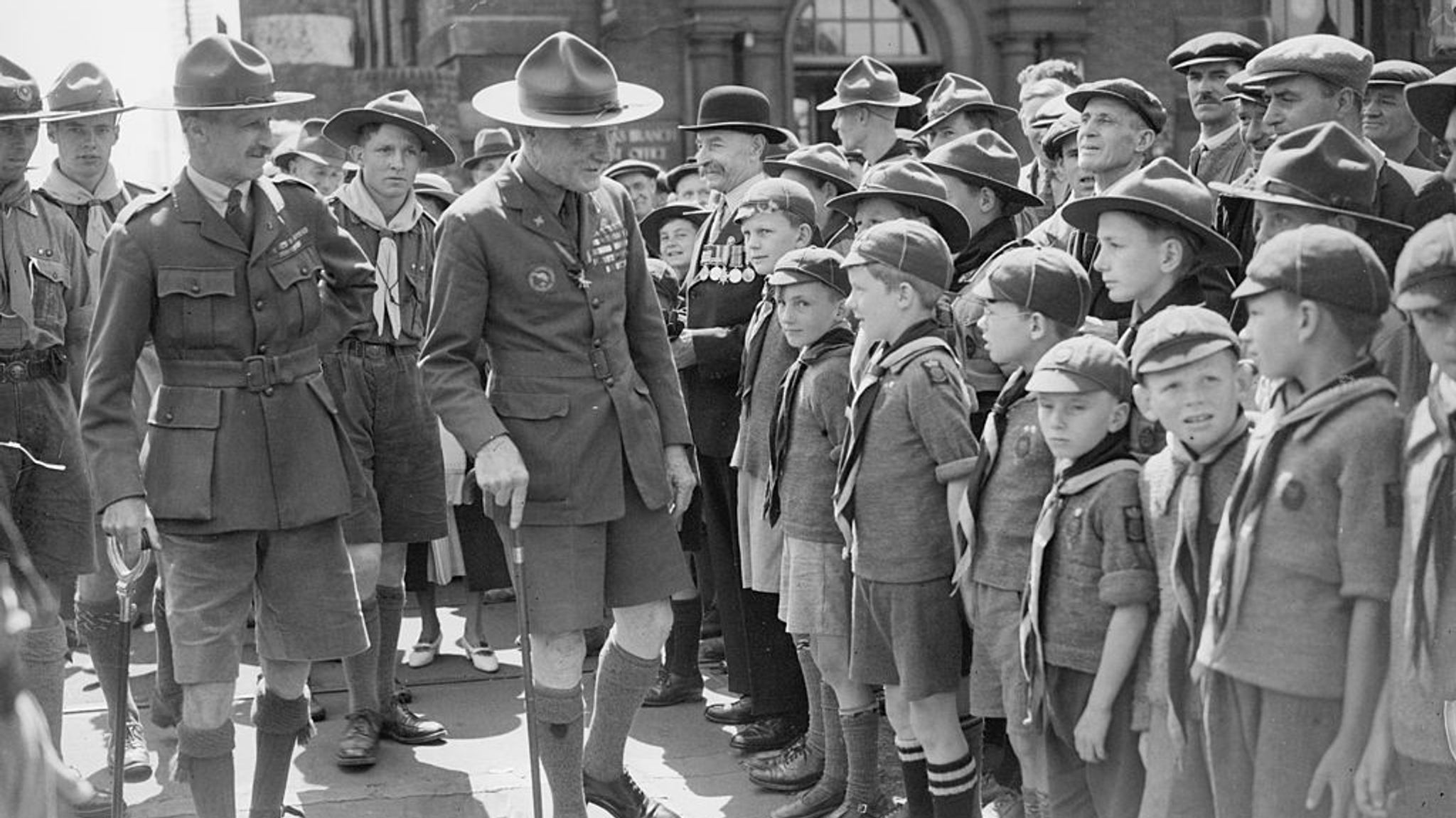 Scouts england. Роберт Баден Пауэлл и Скауты. Скаутов в Англии Баден Пауэлл. Баден-Пауэлл Роберт остров Браунси. Первые Скауты Баден Пауэлл.