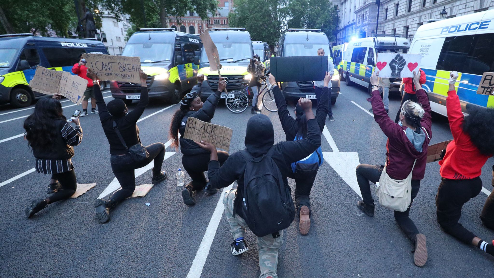 Черные новости. Black Lives matter на коленях. Blm на коленях. Black Lives matter встают на колени. Блэк лайвс Мэттер колено.