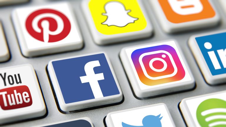 Londres, Royaume-Uni - 03 17 2019 : icônes de médias sociaux imprimées et placées sur des applications de clavier d'ordinateur Facebook, Twitter, Instagram, Youtube, Pinterest, Snapchat, etc.