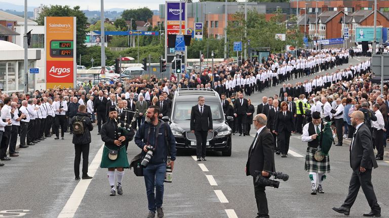 Первый министр Северной Ирландии Мишель О’Нил извинилась за то, что присутствовала на похоронах бывшего члена ИРА во время вспышки коронавируса |  Новости политики