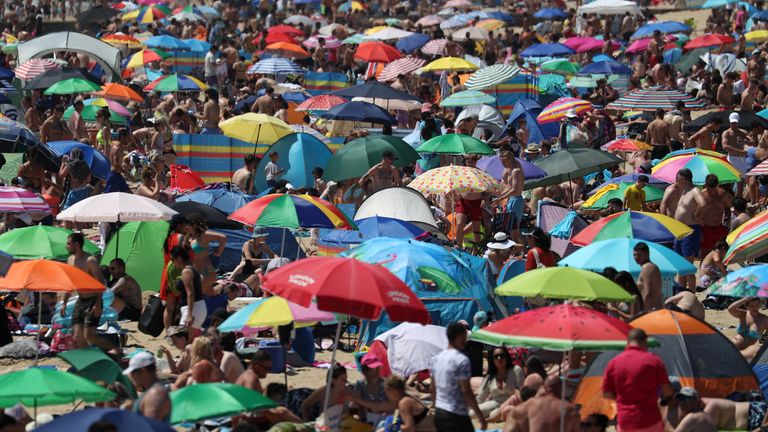 Crowds have flocked to Bournemouth&#39;s beaches in the hot weather