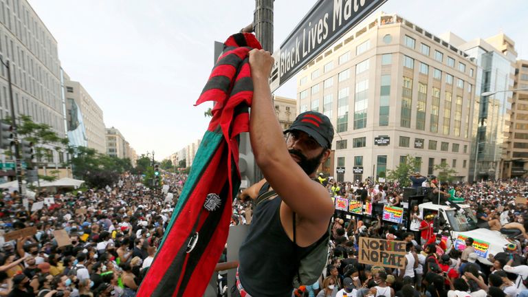 Demonstranten füllen die neu benannte Black Lives Matter Plaza in der 16th Street in der Nähe des Weißen Hauses in Washington DC