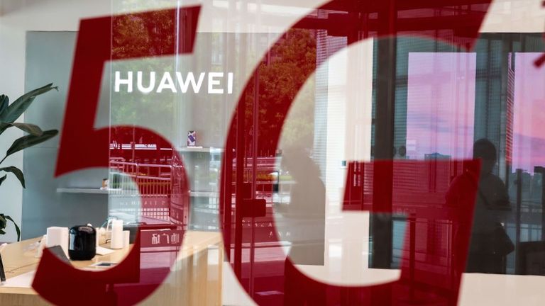 I siopa don fathach teileachumarsáide Síneach Huawei tá greamán dearg ag léamh "5G" i mBéising an 25 Bealtaine, 2020. (Grianghraf le NICOLAS ASFOURI / AFP) (Grianghraf le NICOLAS ASFOURI / AFP trí Getty Images)