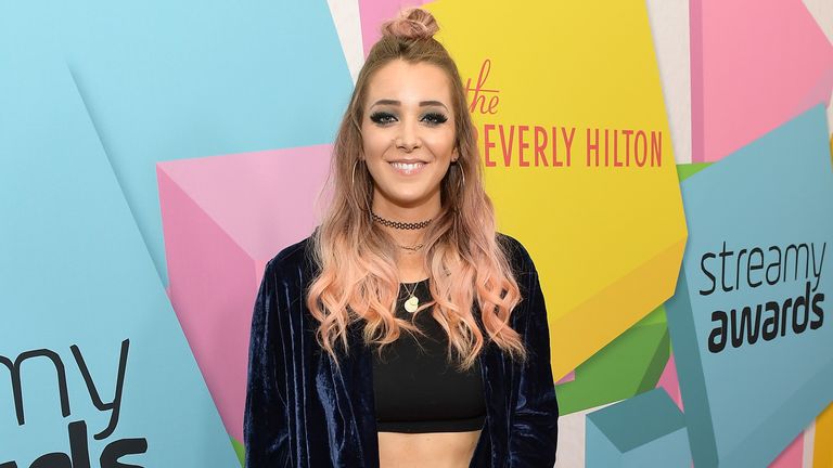Comedy Vlogger Jenna Marbles Quits Youtube Over Racist