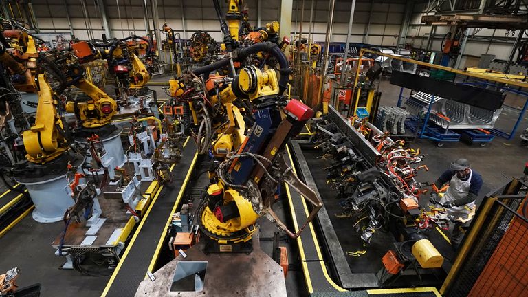 Workers on the production line at Nissan&#39;s factory in Sunderland 