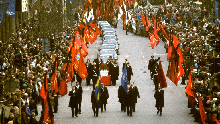 A picture taken on March 15, 1986 shows the cortege with Sweden&#39;s Prime minister Olof Palme coffin to the burial at Adolf Fredrikskyrkogård in Stockholm