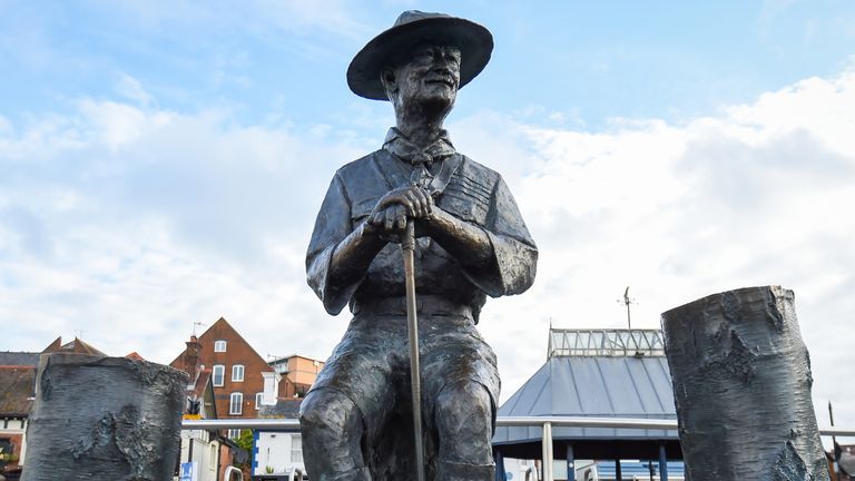 Robert Baden-Powell statue: Scouts founder monument given 24-hour ...