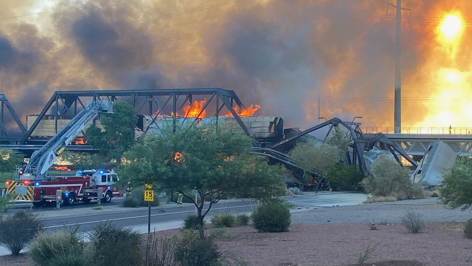 Arizona: Train catches fire after derailment - causing partial collapse of bridge...