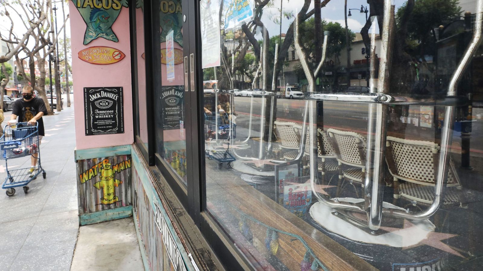 Coronavirus California closes bars and indoor dining at restaurants