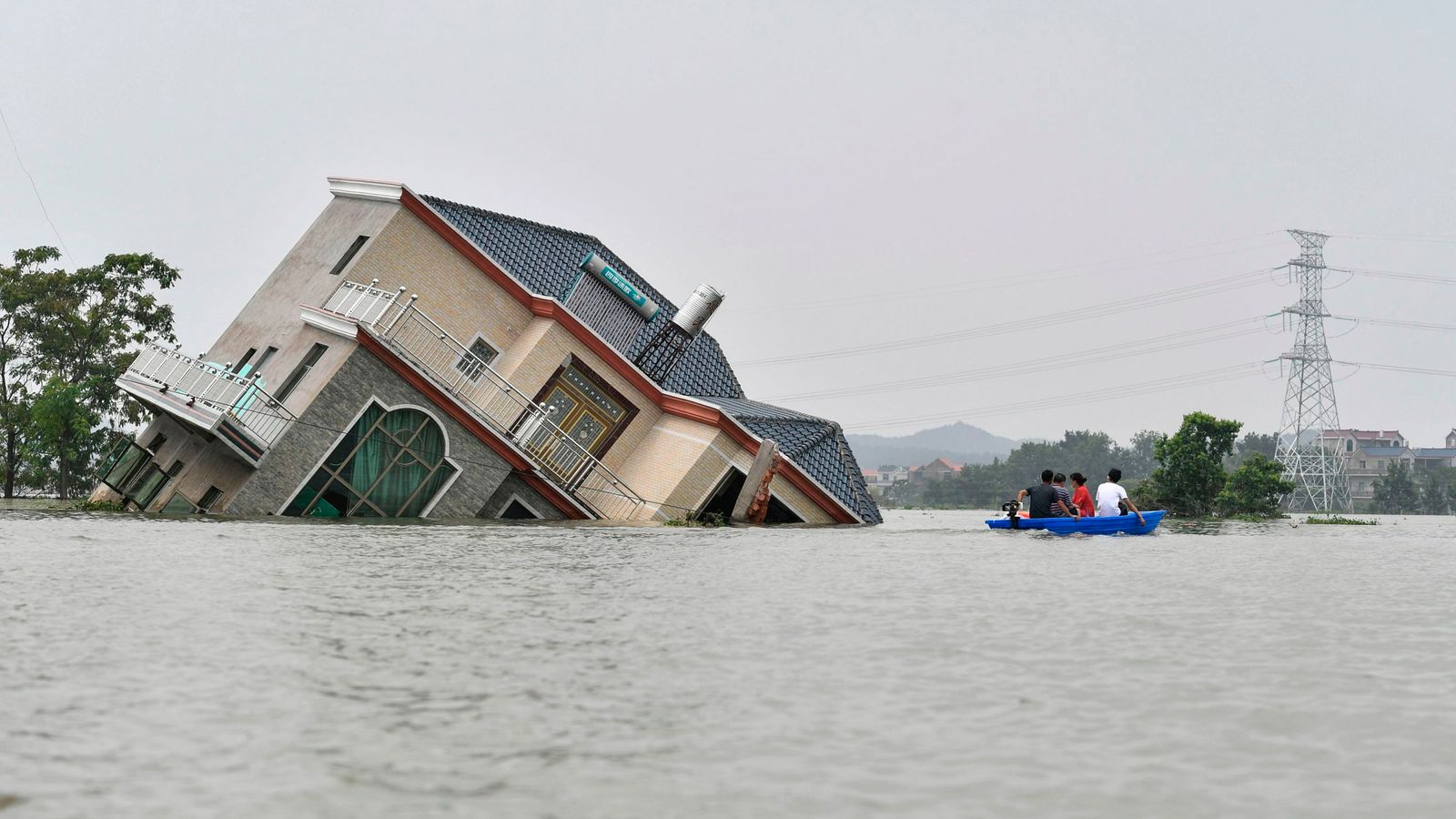 China: At least 14 dead as Yangtze river rises 50ft above flood level ...