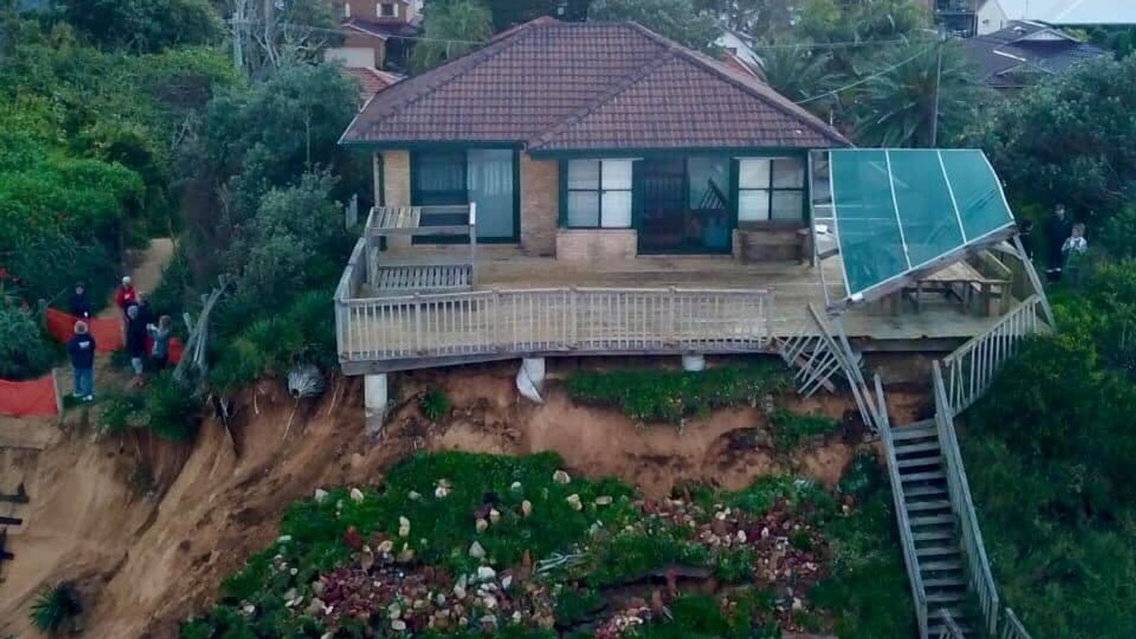 New South Wales: Houses left teetering on cliff edge after huge swells ...