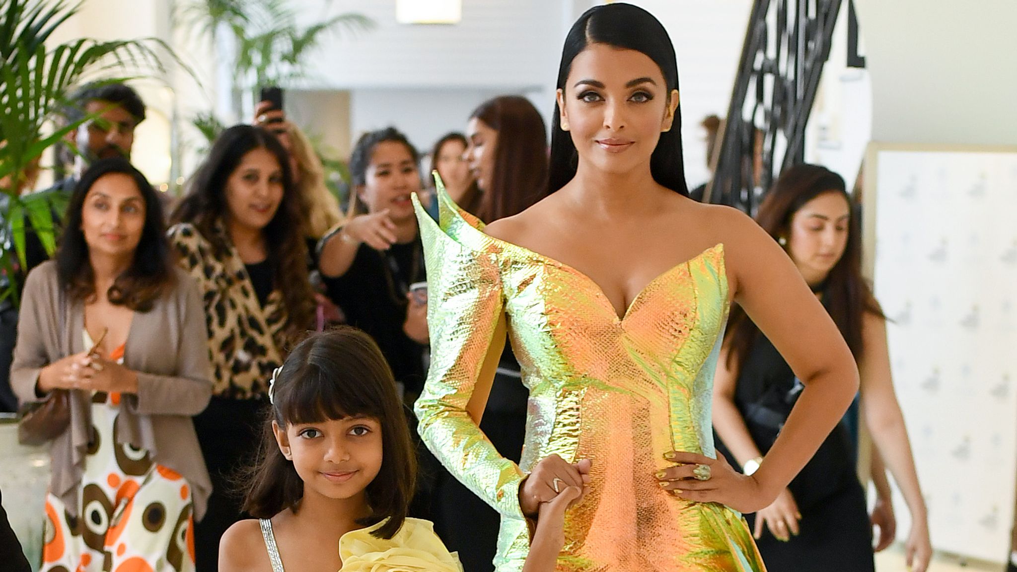 OH SO CUTE! Aishwarya with a smiling daughter Aaradhya - News -  IndiaGlitz.com