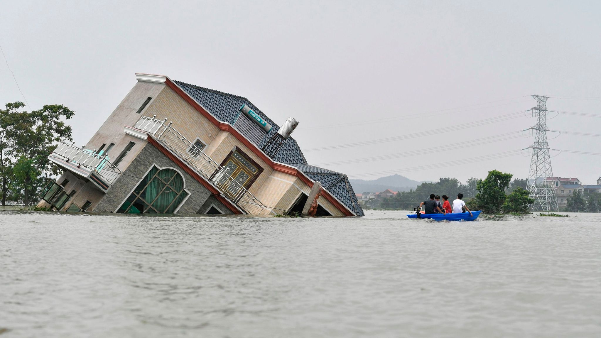 China At least 14 dead as Yangtze river rises 50ft above flood level