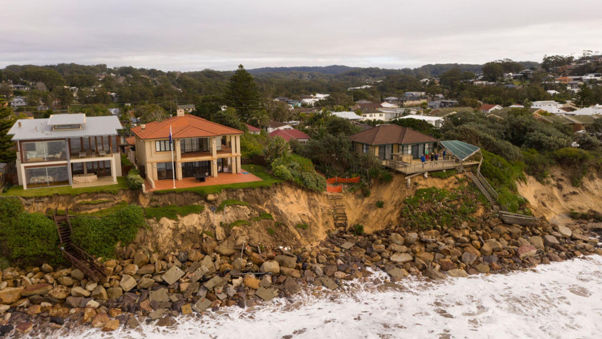 New South Wales: Houses left teetering on cliff edge after huge swells ...