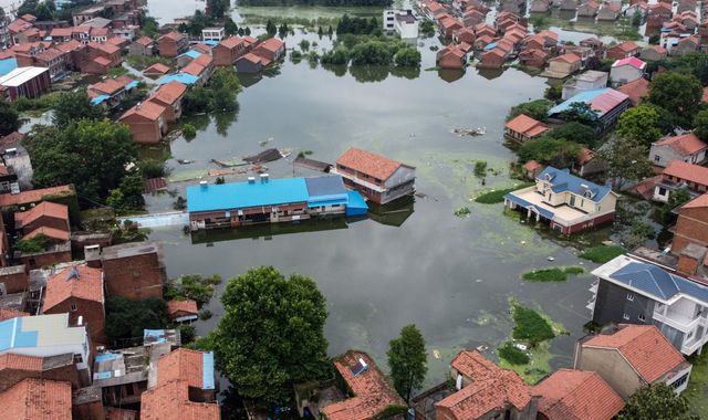 China: At least 14 dead as Yangtze river rises 50ft above flood level