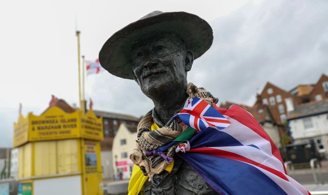 Statue of Scouts founder Robert Baden-Powell back on display after target list threat