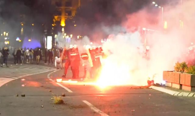 Coronavirus: Riots in the Serbian capital after government reimposes lockdown