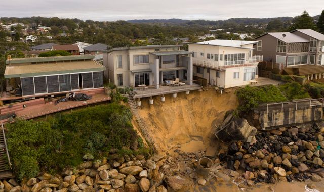 New South Wales: Houses left teetering on cliff edge after huge swells batter Australian coast