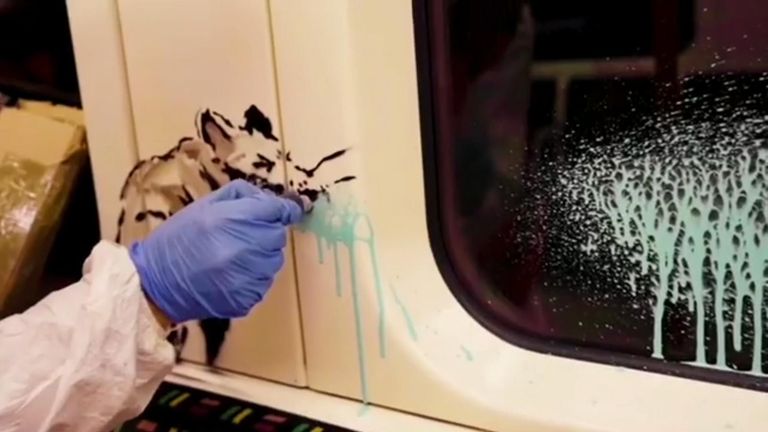 هنرمند خیابانی بانسکی در حالی که قطار مترو لندن را با یک پیام ویروس کرونا لکه دار می کند فیلمبرداری شد