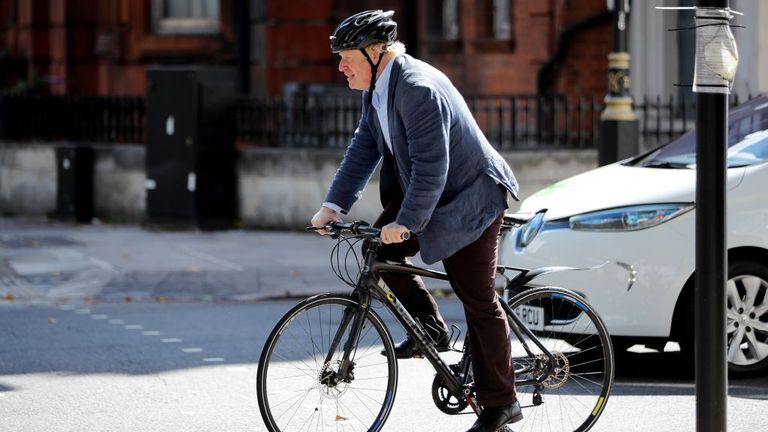 The Government will provide more cycle lanes, traffic curbs and parking for bicycles.