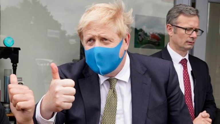 Boris Johnson dons a face mask (Pic: @BorisJohnson)
