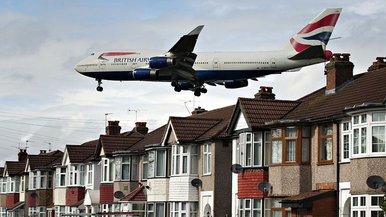 A 747 flies low over homes in West London before landing at Heathrow