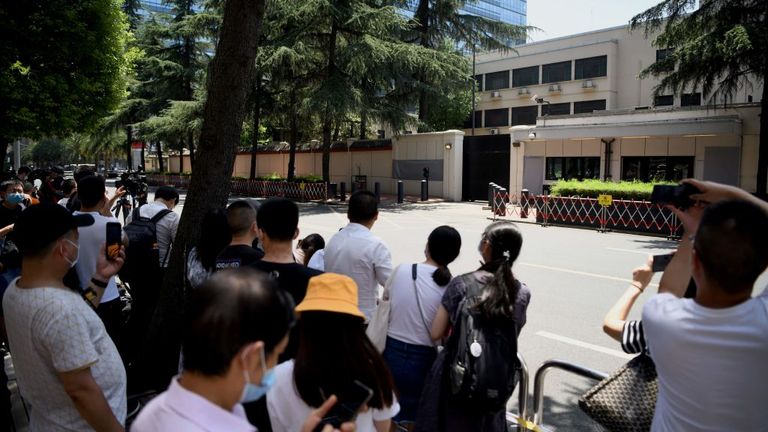 People look at the US Consulate in Chengdu in southwestern China&#39;s Sichuan province 