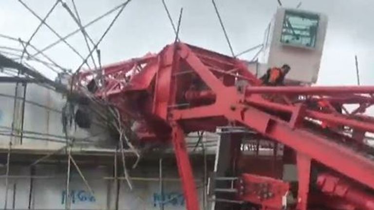 Crane collapses in Bow