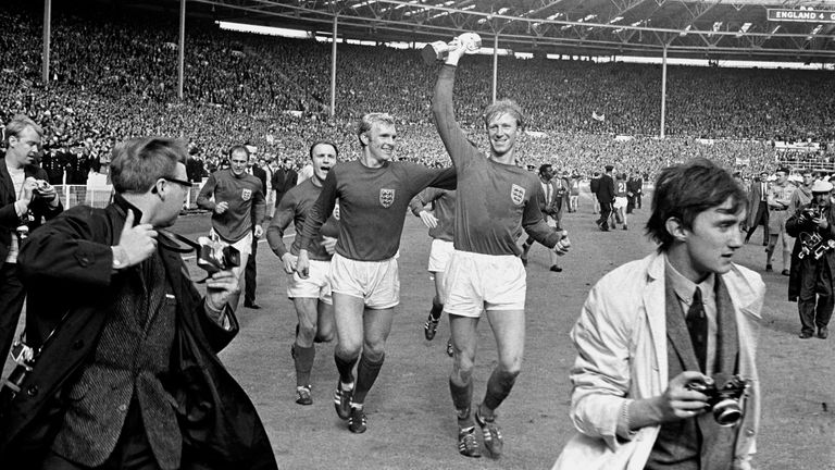 Jack Charlton (R) holds the Jules Rimet trophy aloft after England&#39;s 1966 World Cup win at Wembley