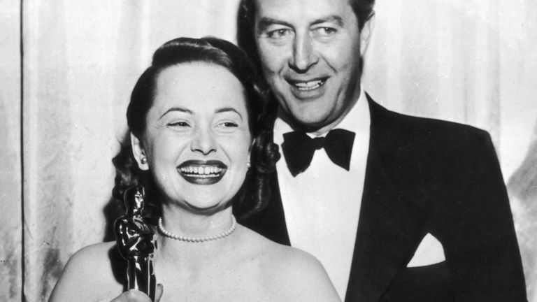 19th March 1947: Olivia de Havilland receives her Best Actress Oscar from actor Ray Milland (1907 - 1986) for her performance in &#39;To Each his Own&#39;, directed by Mitchell Leisen. (Photo by Keystone/Getty Images)