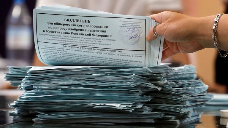 Ballots being counted in Saint Petersburg