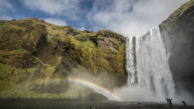 شوهد قوس قزح بالقرب من شلال Skogafoss في 2 سبتمبر 2018 بالقرب من Skogar في جنوب أيسلندا