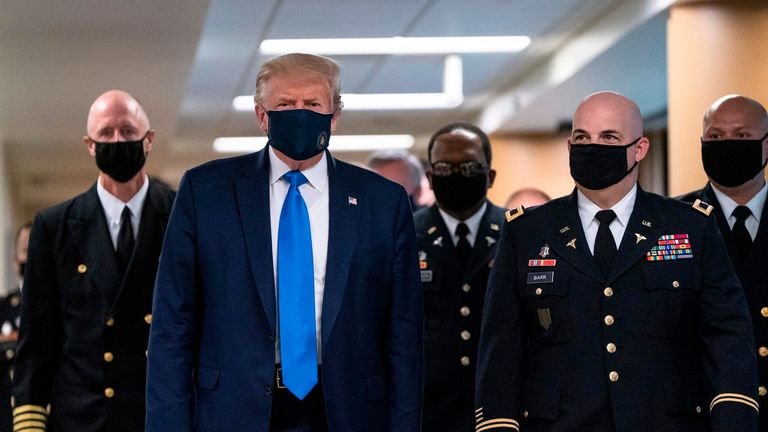 US President Donald Trump wears a mask as he visits Walter Reed National Military Medical Center in Bethesda, Maryland&#39; on July 11, 2020