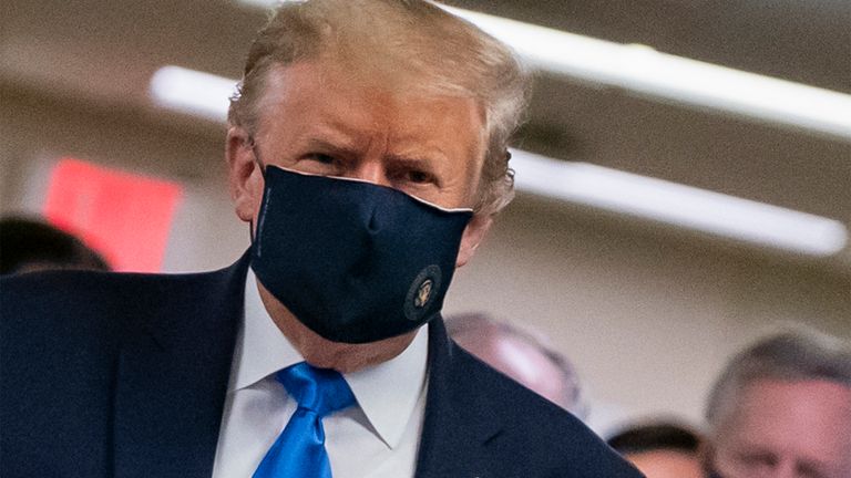 US President Donald Trump wears a mask as he visits Walter Reed National Military Medical Center in Bethesda, Maryland&#39; on July 11, 2020