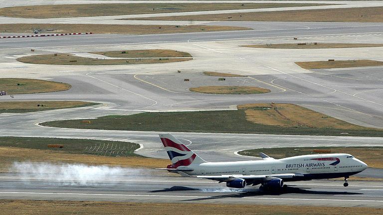 A 747 lands at Heathrow in 2006