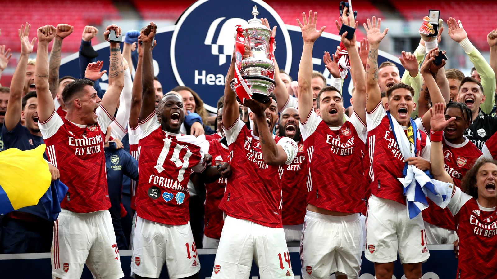  Arsenal players celebrate winning the FA Cup in 2020.