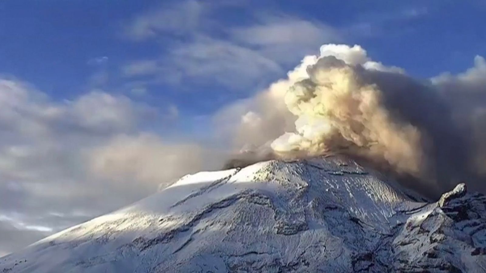 Incredible timelapse footage captures eruption of a volcano in Mexico