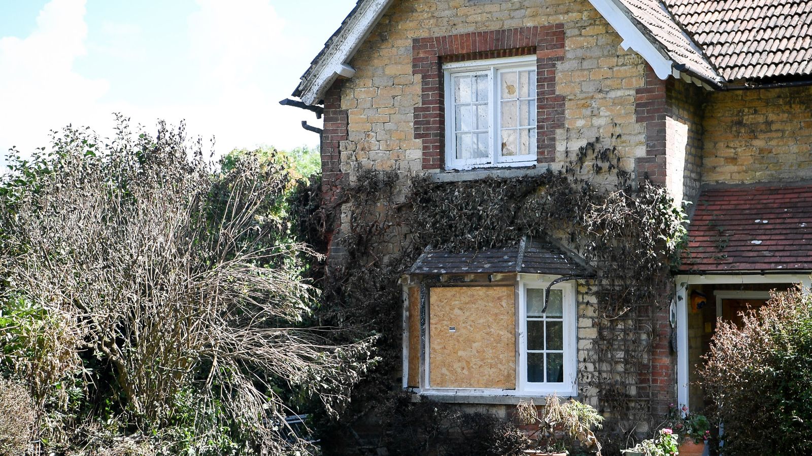 Wiltshire Tributes to 'beautiful souls' who died after car crashed and