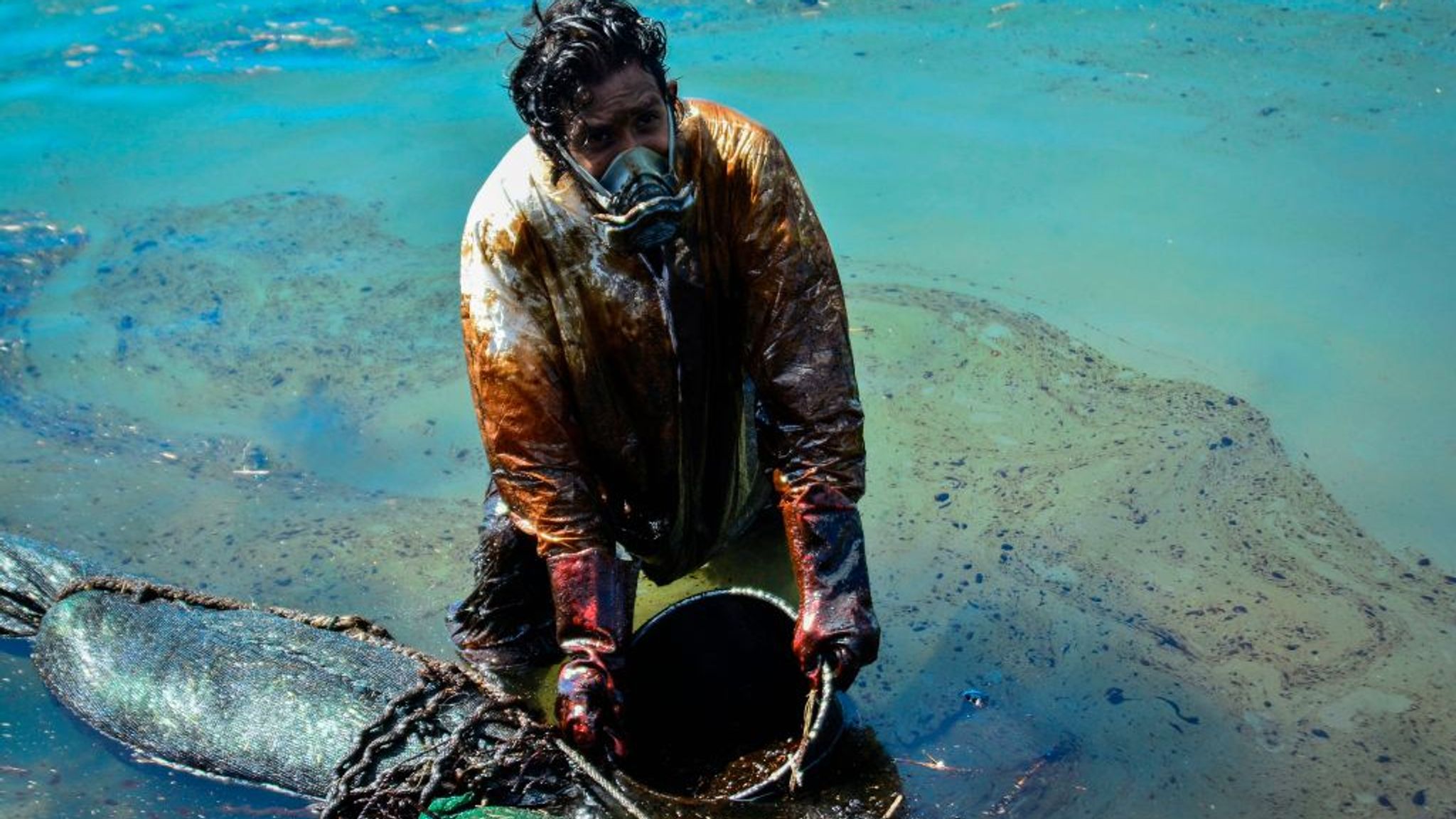 Mauritius oil spill: Ship operator apologises after island nation ...