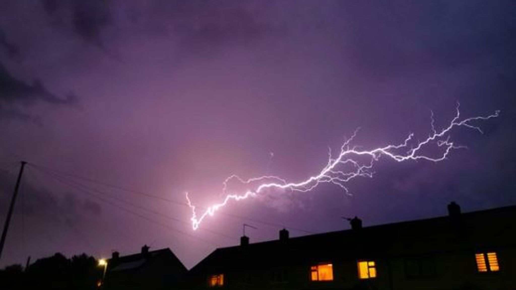 Гроза дизайн. Что страшнее гром или молния. Гроза и сильный ветер. Молния фото картинки. Молния уходящая в космос.