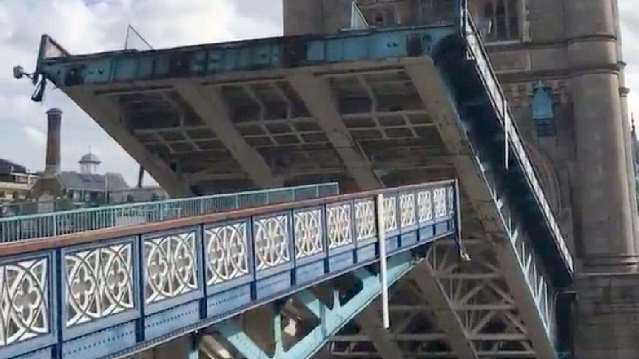 тауэрский мост. лондонский мост падает. мост анимация. лондонский мост рухнул. лондонский мост рушится.