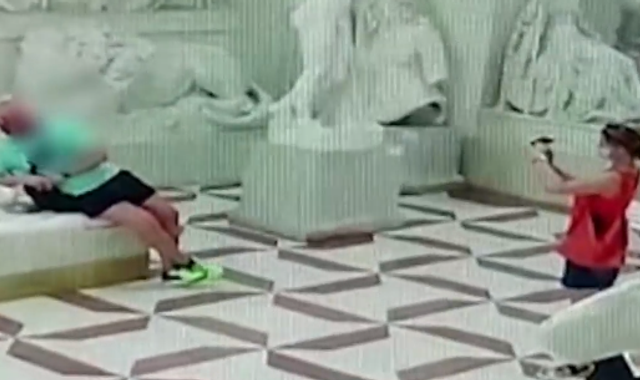 Tourist snaps toes off 200-year-old statue while posing for photo at Italian museum