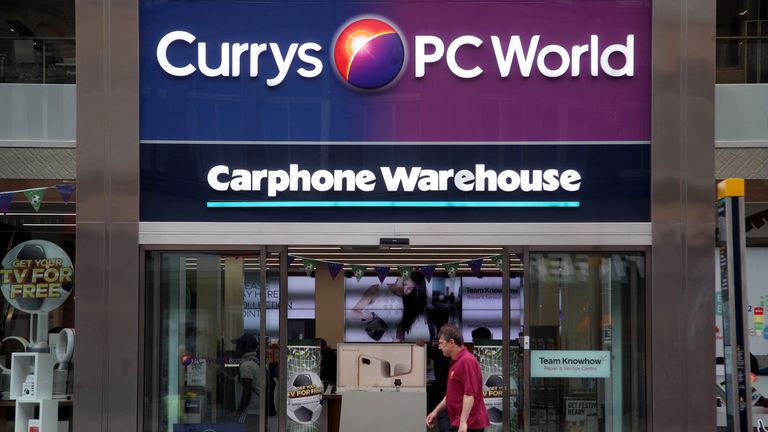 فرع من Currys PC World ، مع Carphone Warehouse بالداخل ، في شارع أكسفورد ، وسط لندن.