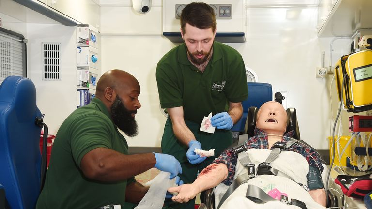  Estudantes de medicina que atuam como duque e duquesa de Cambridge visitam o Edifício de Saúde e Ciência da Universidade de Coventry durante sua visita à cidade. 