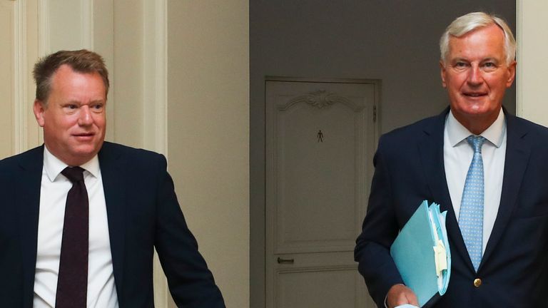 Britain&#39;s chief negotiator David Frost (L) and EU&#39;s Brexit negotiator Michel Barnier arrive for a working breakfast after the seventh round of talks