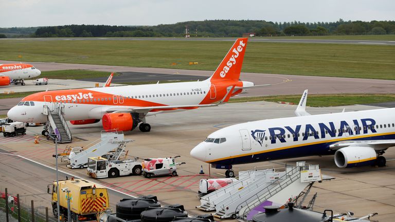 A Ryanair Boeing 737 and and an Easyjet Airbus A320