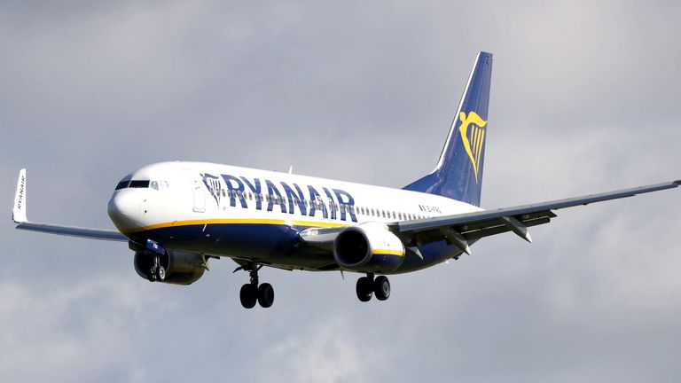 صورة ملف بتاريخ 17/4/10 لطائرة ريان اير.  قالت Ryanair أنها عانت من "أصعب" الربع في تاريخها البالغ 35 عامًا حيث سجلت خسارة 185 مليون يورو (..168 مليون).  صورة السلطة الفلسطينية.  تاريخ الإصدار: الاثنين 27 يوليو 2020. اضطرت شركة الطيران منخفضة التكلفة ، مثل منافسيها ، إلى إيقاف أسطولها حيث تسبب Covid-19 في إحداث فوضى في الجداول الزمنية مع فرض حظر السفر وإغلاقه في جميع أنحاء العالم.  شاهد قصة PA CITY Ryanair.  يجب قراءة رصيد الصورة: Niall Carson / PA Wire                                                                                                                                                 